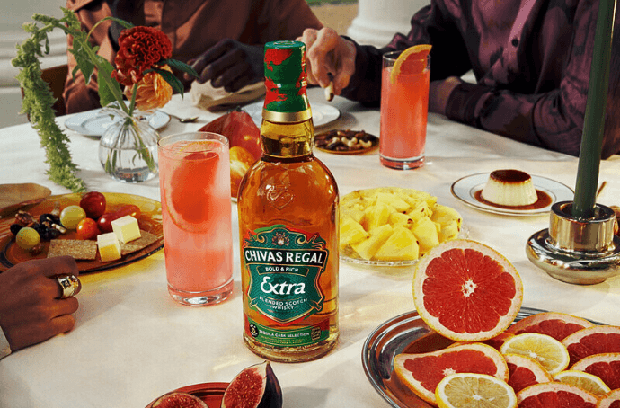 Butelka Chivas Regal 13 Extra Tequila na stole